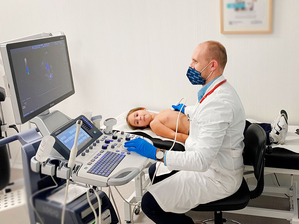 El cardiólogo pediátrico Dr. Alejandro Fernández, durante un chequeo cardiovascular a una niña.