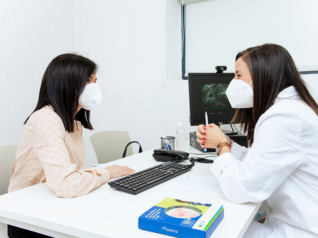 El tratamiento de la endometriosis implica analizar cada caso en particular. En la imagen, una paciente estudia opciones con su ginecóloga en Clínicas Ascires.