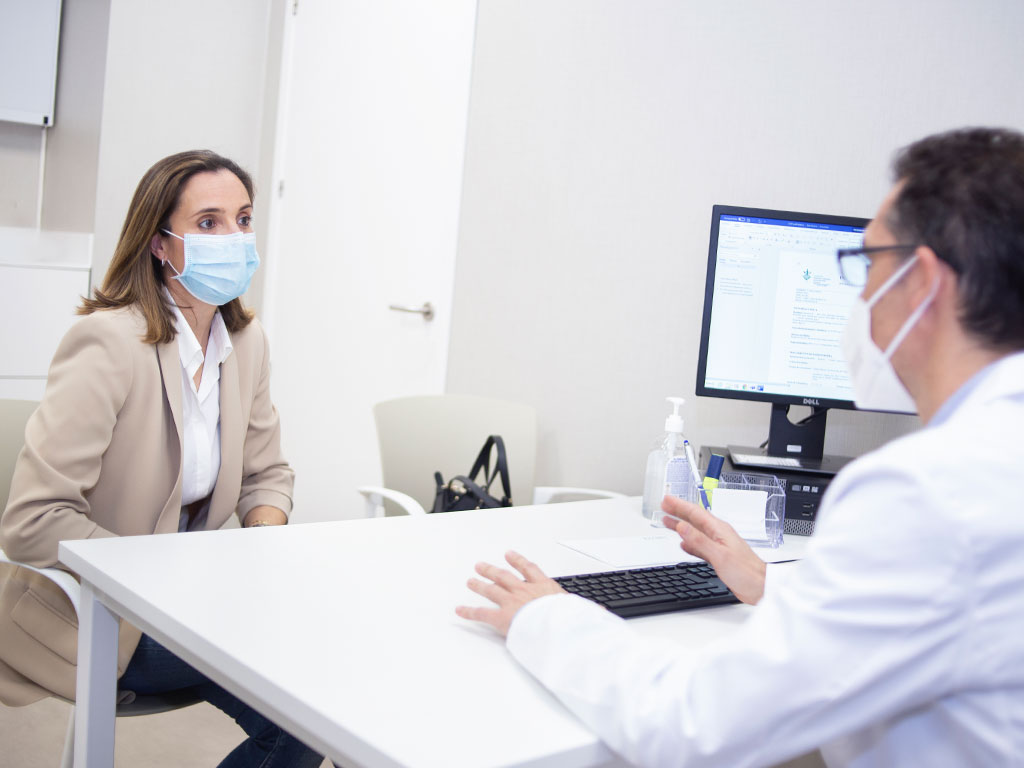 Consulta de la Unidad de Mama en Ascires Campanar (Valencia). Las revisiones periódicas son clave en la prevención del cáncer de mama.