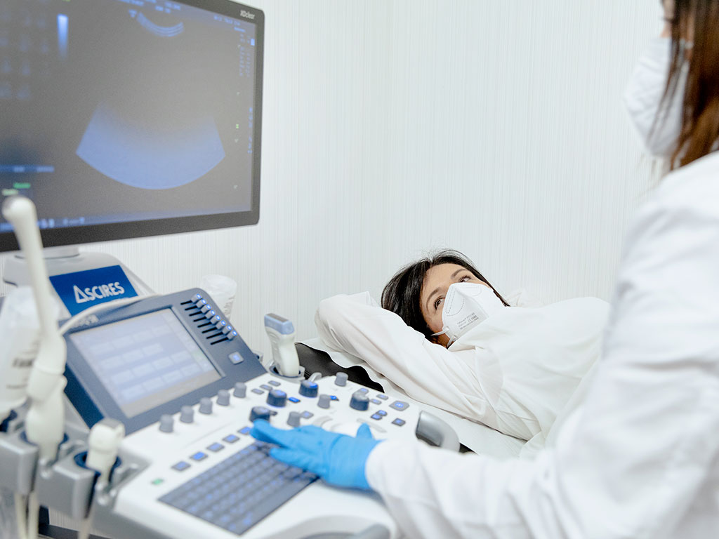 La endometriosis puede tardar entre 7 y 12 años en diagnosticarse. En la imagen, una paciente en la consulta ginecológica de Ascires Xàtiva.