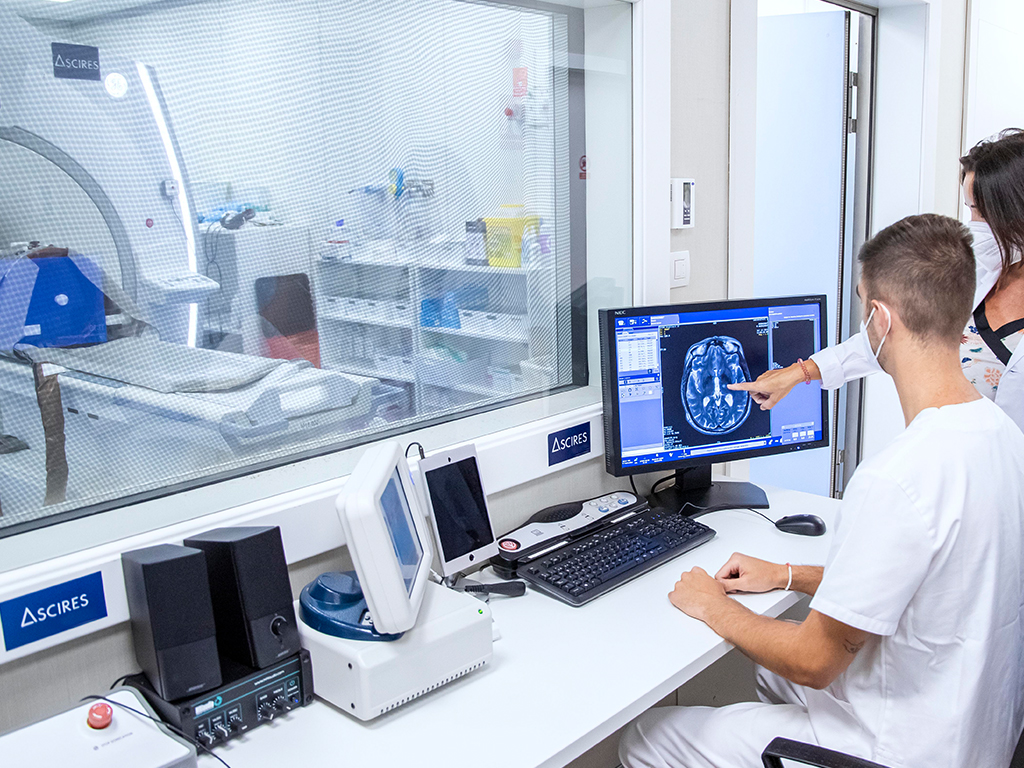 La resonancia magnética permite localizar con gran precisión la diana sobre la que se aplica la técnica Neuro-HIFU.