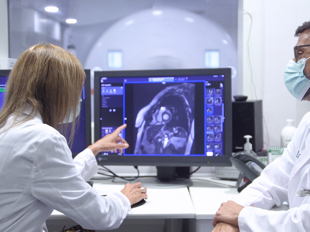 Si en el chequeo cardiodeportivo se detecta alguna alteración, se llevan a cabo pruebas más específicas, como la resonancia magnética cardiaca o la cardiotomografía computarizada.