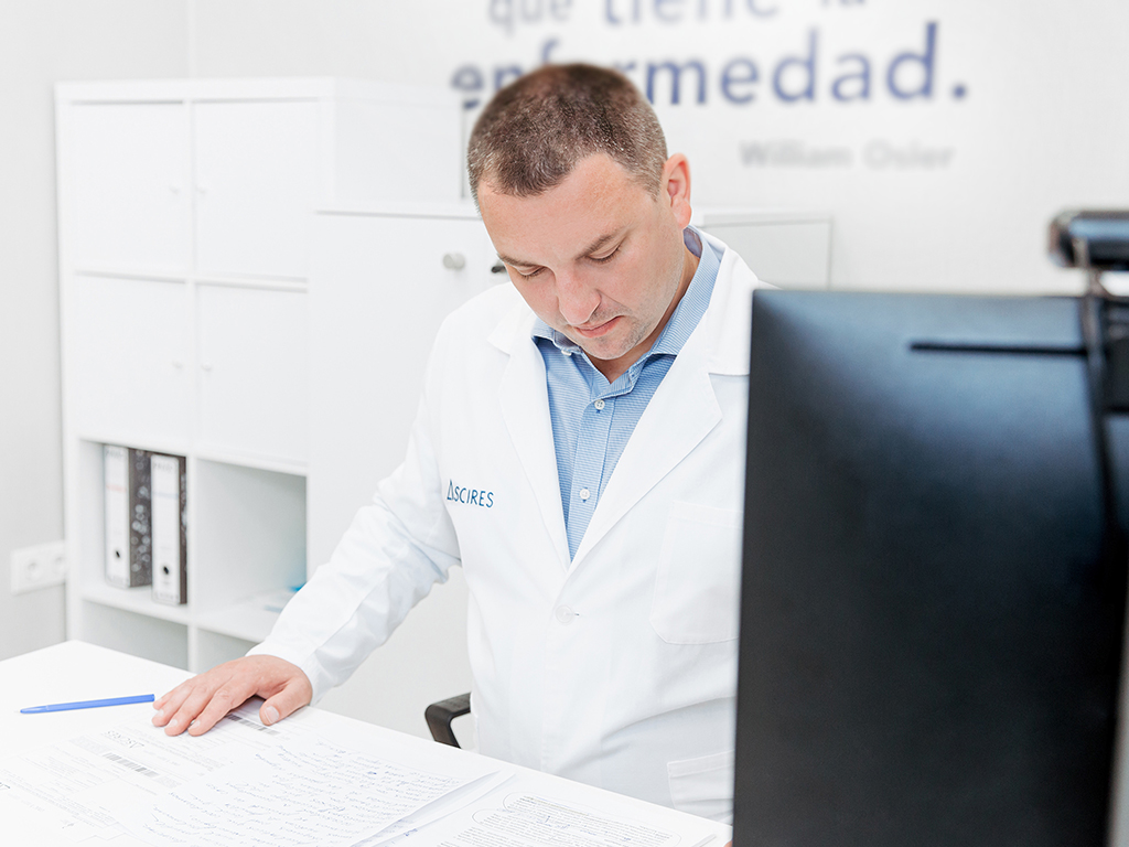 Ante la aparición de los primeros síntomas, es frecuente consultar en primera instancia al médico de Familia, aunque para el control periódico de la hiperplasia prostática se recomienda acudir al urólogo.