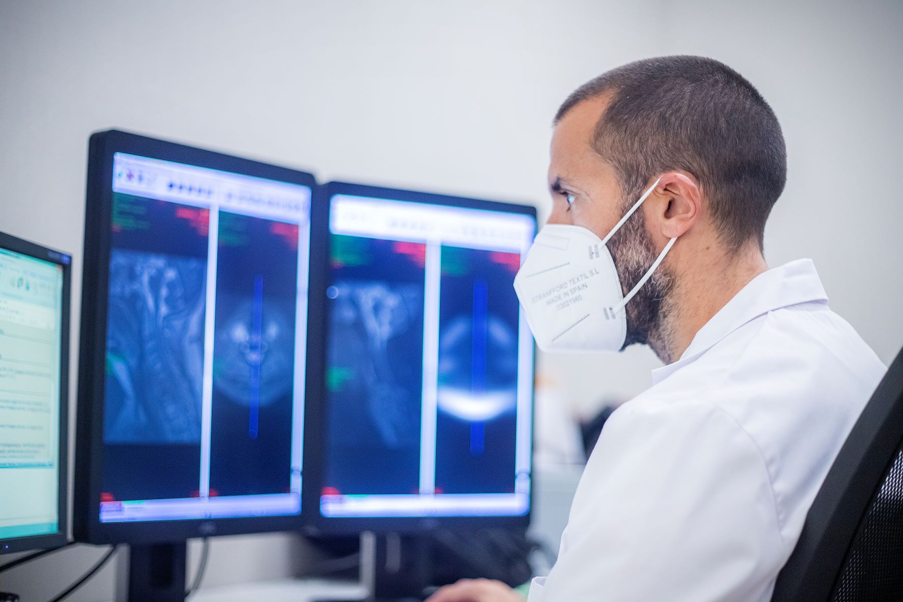 2021_Esclerosis Múltiple_Ascires_Pantallas La esclerosis múltiple afecta tres veces más a las mujeres que a los hombres.