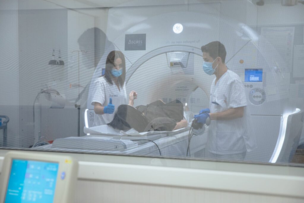 La resonancia magnética es una prueba clave para el diagnóstico y seguimiento de la esclerosis múltiple.