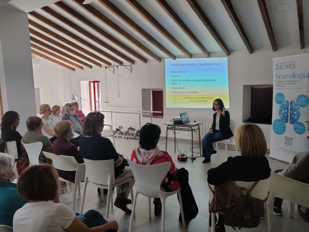 Charla de la Dra. Ibáñez, neuróloga en Clínicas Ascires, sobre demencia y alteraciones de conducta.